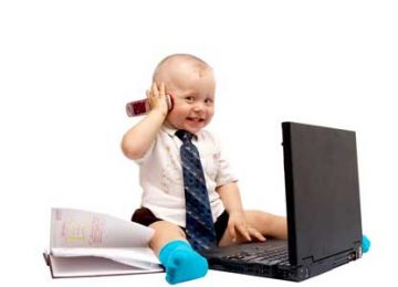 Kleinkind mit Laptop und Telefon